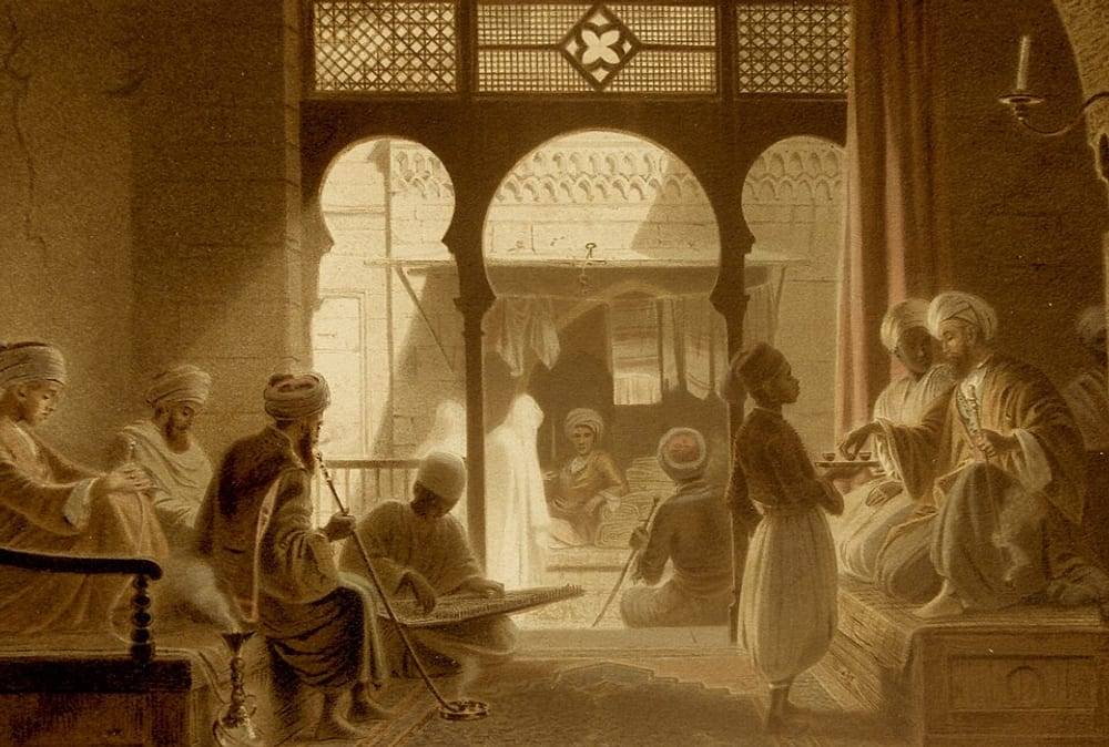 Historisches orientalisches Kaffeehaus in Kairo mit Kaffeegästen und einem Kellner, der Kaffee serviert